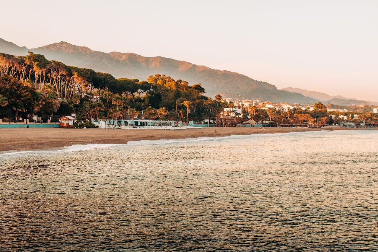 Costa del Sol kust bij zonsondergang