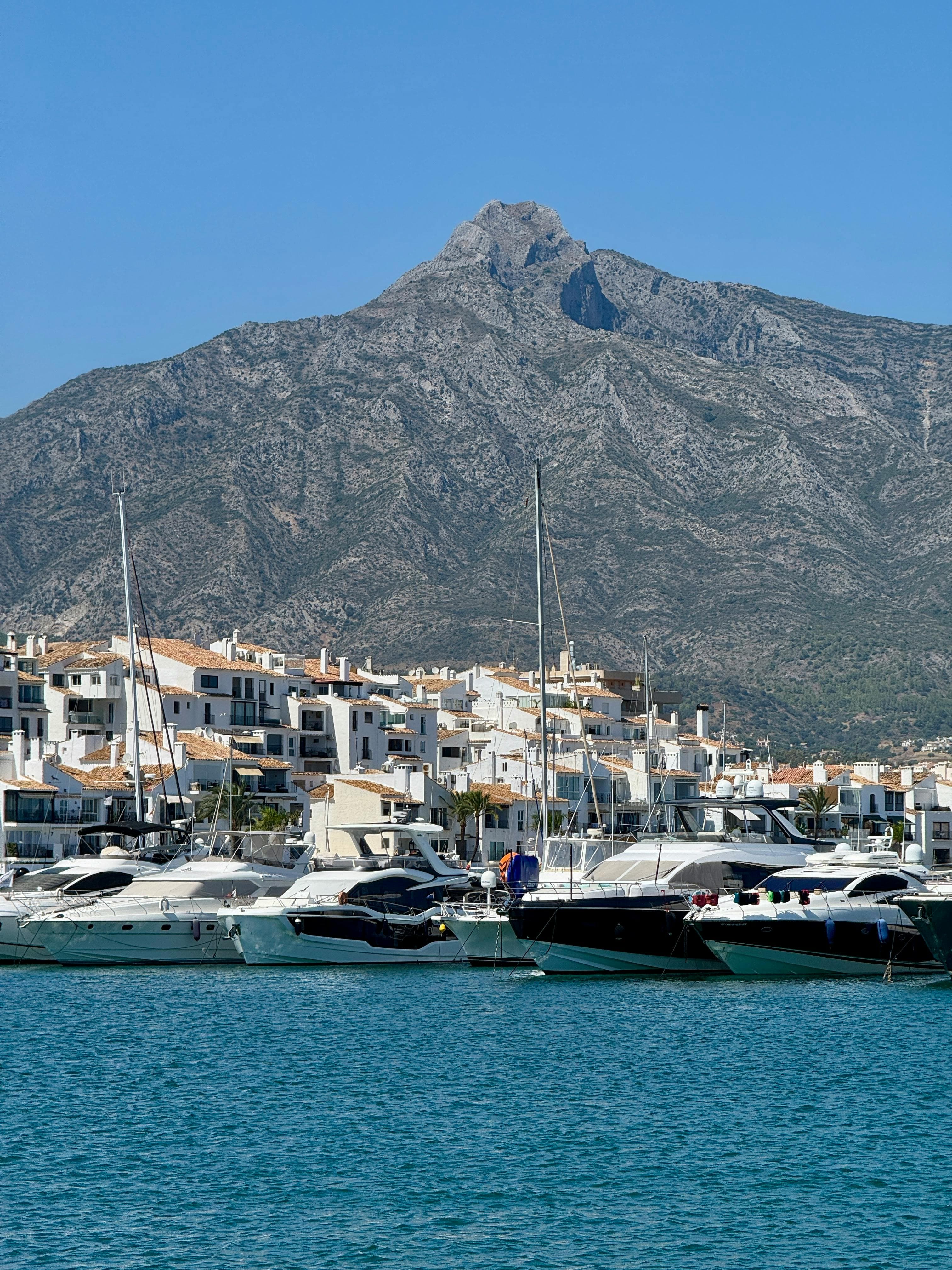 Puerto Banús marina met La Concha — huis kopen op de Costa del Sol
