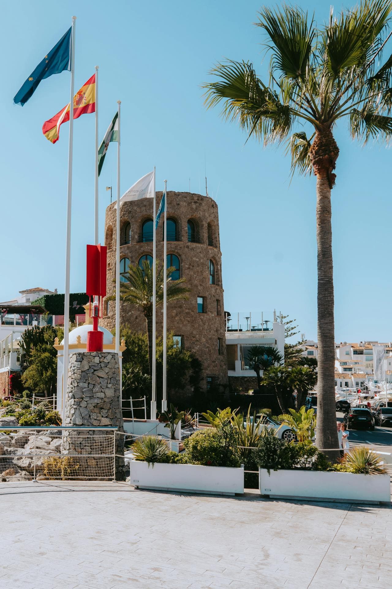 Spaanse en Europese vlaggen — fiscale residentie in Spanje